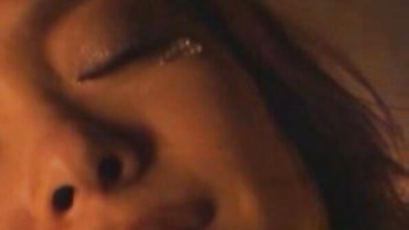 U ovom vrućem videu, Jeska Vardinski nosi prozirni grudnjak na čipke i prozirne ružičaste gaćice. Dok pozira na vratima, kamera ide gore-dolje po njenom vrućem tijelu dok se polako svlači!