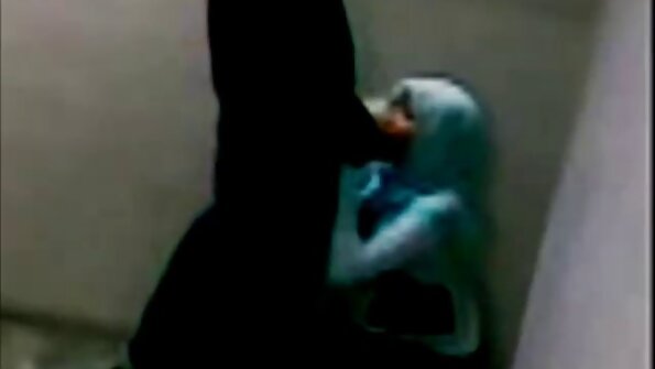 Prekrasna tinejdžerka i njen dečko uživaju u svojoj video kameri dok su na odmoru