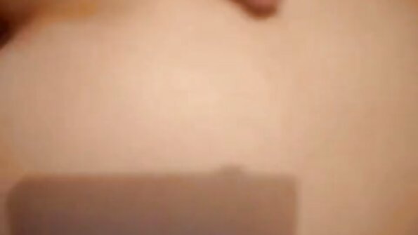 Ashlie Madison nosi ovaj super seksi žuti čipkasti grudnjak i male džins hlačice dok pokazuje svoje tijelo za video!